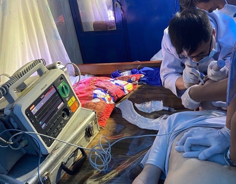 Ê-kíp cấp cứu hồi sức tim phổi cho người bệnh. Ảnh: BSCC.