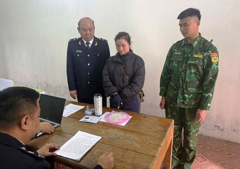 Lực lượng biên phòng và hải quan Cửa khẩu quốc tế Móng Cái bắt giữ vụ vận chuyển trái phép trang sức bạc. Ảnh: Công thông tin UBND phường Móng Cái 1