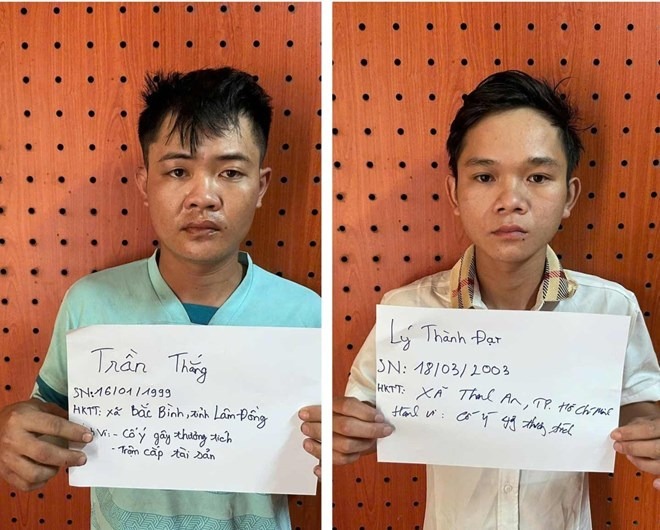 Công an bắt khẩn cấp 2 đối tượng. (Ảnh: Công an xã Phú Giáo)