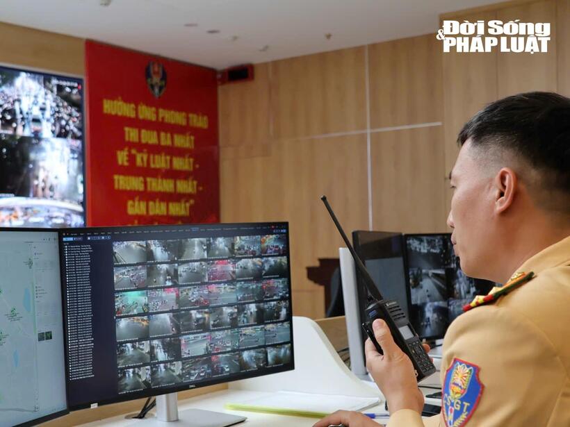 Cán bộ Phòng Cảnh sát giao thông Hà Nội theo dõi hệ thống camera giám sát trên địa bàn thành phố.
