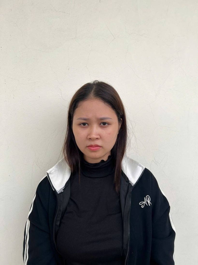 Tại Cơ quan Công an, Phùng Thị Lan Anh đã thừa nhận hành vi tham gia đánh bạc trực tuyến. Ảnh: Công an tỉnh Phú Thọ.