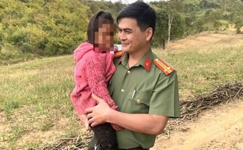 Trung tá Bùi Tuấn Mạnh - Phó trưởng Công an xã Đăk Rve và bé C. (Ảnh: Công an xã Đăk Rve)