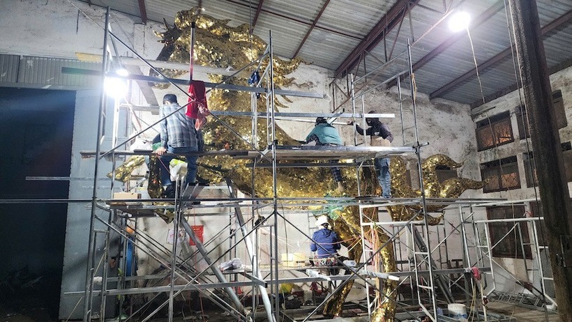 Nhóm chế tác của nghệ nhân Đinh Văn Tâm dành nhiều tháng trời để hoàn thành. Ảnh: Tuổi Trẻ.