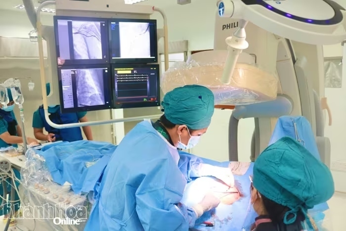Bác sĩ Bệnh viện Đa khoa Ninh Thuận thực hiện ca can thiệp tim mạch cho bệnh nhân. (Ảnh: Báo Khánh Hòa Online).