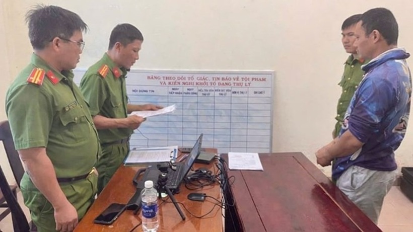 Cơ quan Công an tống đạt quyết định khởi tố bị can Trần Bảo Trân liên quan vụ phá ô tô. Ảnh: Lao động