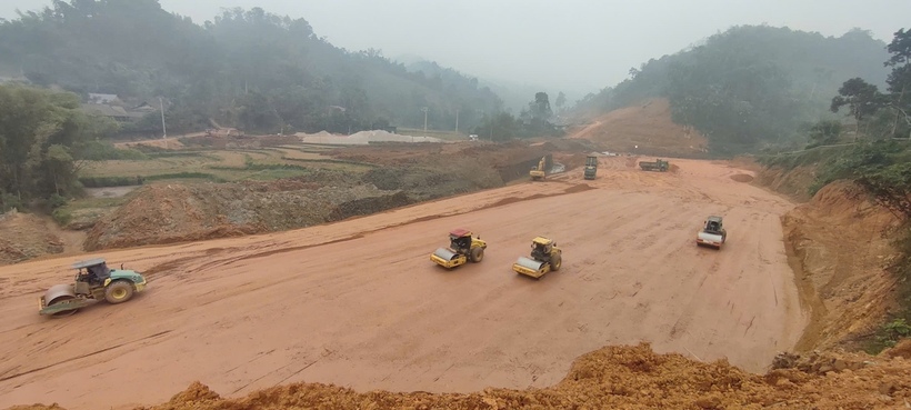 Máy móc thiết bị được huy động để đẩy nhanh tiến độ dự án cao tốc Chợ Mới - Bắc Kạn