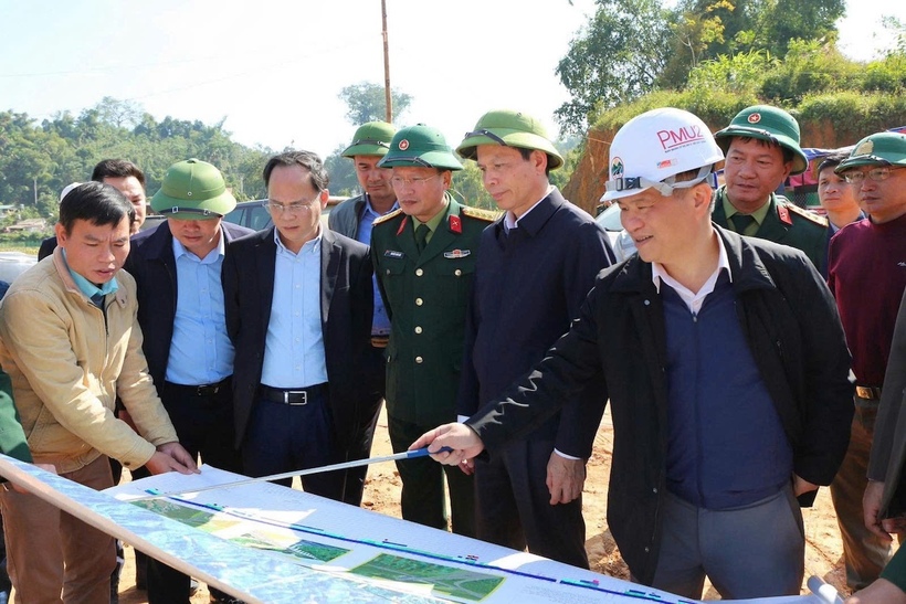 Thứ trưởng Bộ Xây dựng Lê Anh Tuấn và Phó Chủ tịch tỉnh Thái Nguyên Nguyễn Linh kiểm tra dự án cao tốc Chợ Mới - Bắc Kạn