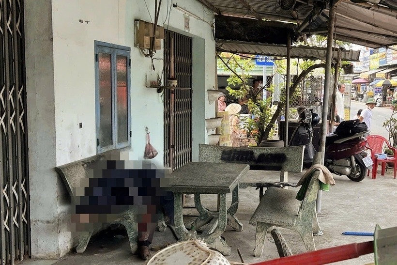 Người đàn ông tử vong trên ghế đá, trước cửa nhà dân ở phường Long Bình. (Ảnh: Dân trí)