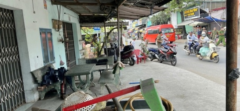 Hiện trường vụ người đàn ông tử vong trước cửa nhà dân. (Ảnh: Thanh niên)