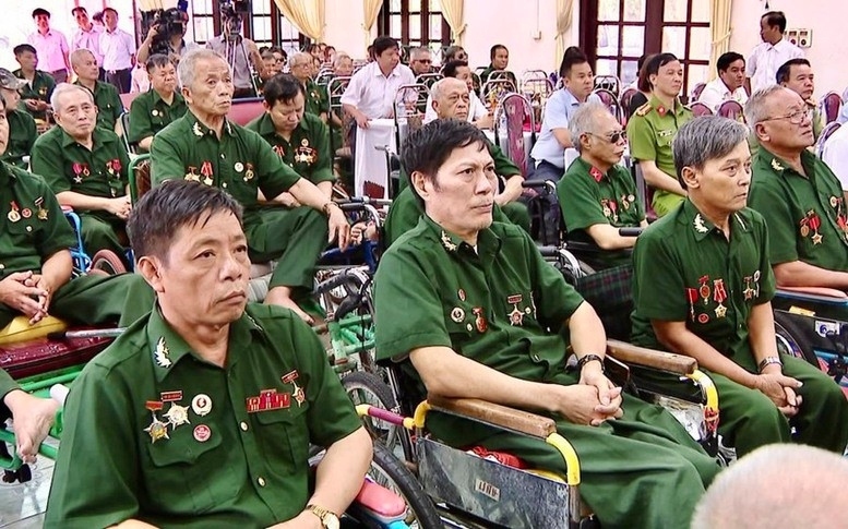 Người có công với cách mạng và thân nhân liệt sĩ được tặng quà theo hai mức: 600.000 đồng/người và 300.000 đồng/người. (Ảnh: VietNamNet).