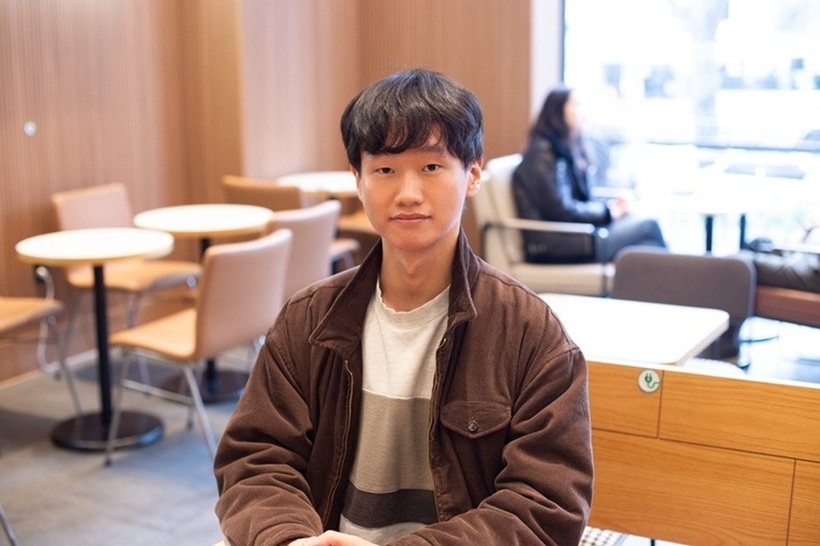 Tiến sĩ Baek lấy bằng Tiến sĩ tại Đại học Michigan (Mỹ) và từng công tác tại Viện Khoa học Toán học Quốc gia Hàn Quốc. Ảnh: Korea Institute for Advanced Study.