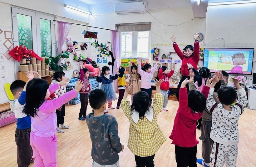 Nhà trường chủ động triển khai các biện pháp bảo đảm an toàn cho học sinh khi trời lạnh rét, rét hại. (Ảnh: Hà Nội Mới).