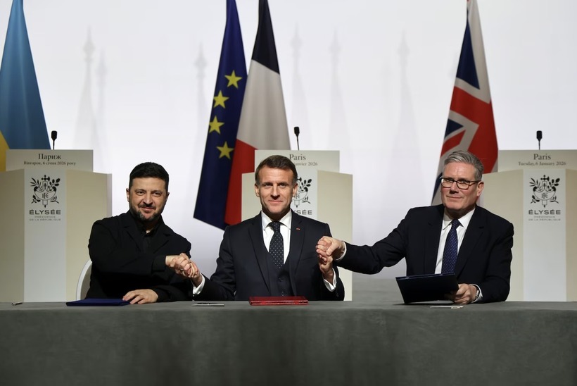 Thủ tướng Anh Keir Starmer, Tổng thống Pháp Emmanuel Macron và Tổng thống Volodymyr Zelensky (từ phải qua) ký kết tuyên bố về ý định triển khai lực lượng đa quốc gia tại Ukraine. Ảnh: EPA