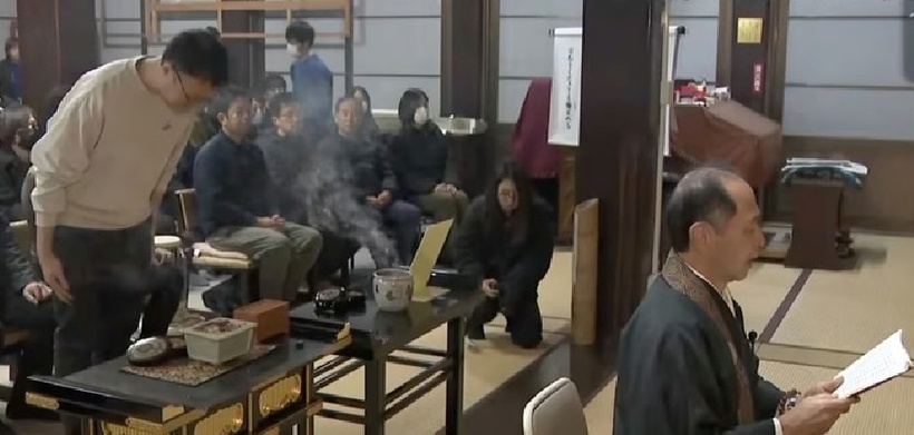 Nhân viên lần lượt dâng hương, cầu nguyện cho “sự an nghỉ” của những sinh vật đã góp phần vào quá trình phát triển sản phẩm. Ảnh: ABCTVNEWS.