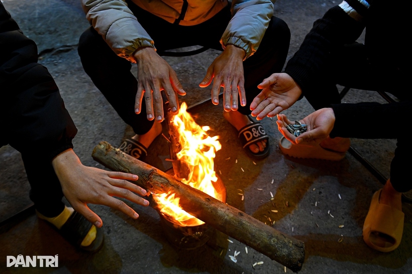 Hà Nội rét sâu, nhiều người lao động phải đốt lửa trên vỉa hè sưởi ấm suốt đêm. (Ảnh: Dân Trí).