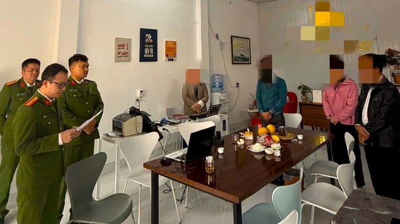 Công an Thái Nguyên công bố quyết định khởi tố các đối tượng làm giả hồ sơ mua nhà ở xã hội tại dự án Đại Thắng. Ảnh CACC