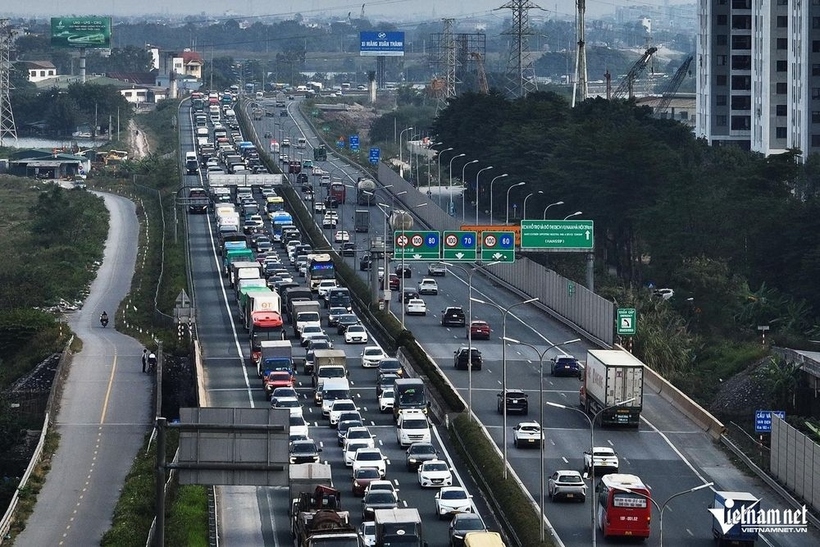 Nhiều xe không phải nộp phí đường bộ từ năm 2026. (Ảnh: Việt Nam Net).