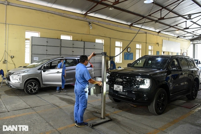 Các đăng kiểm viên tại trung tâm 29-03V Hà Nội kiểm tra phương tiện. (Ảnh: Dân trí).