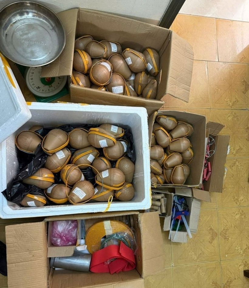 Pháo hoa nổ và pháo nổ hoàn chỉnh do Nguyễn Tuấn Anh chế tạo tại nhà riêng. Ảnh: Công an Phú Thọ