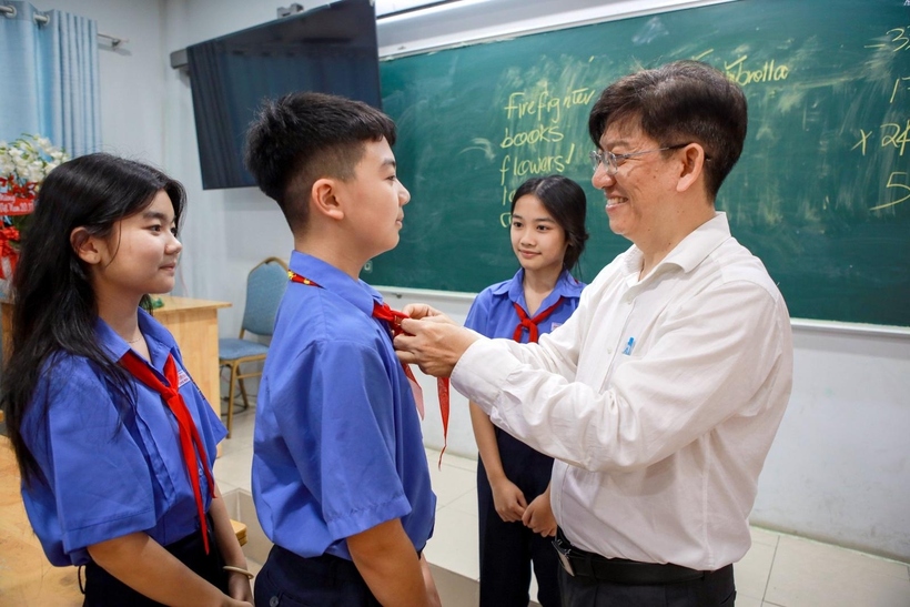 Thầy Đinh Phú Cường, Hiệu trưởng Trường THCS Nguyễn Văn Luông, luôn quan tâm, động viên các em học sinh trong học tập. (Ảnh: Báo Thanh tra).