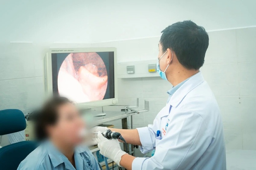 Bác sĩ nội soi thanh quản cho người bệnh. Ảnh: PLO.