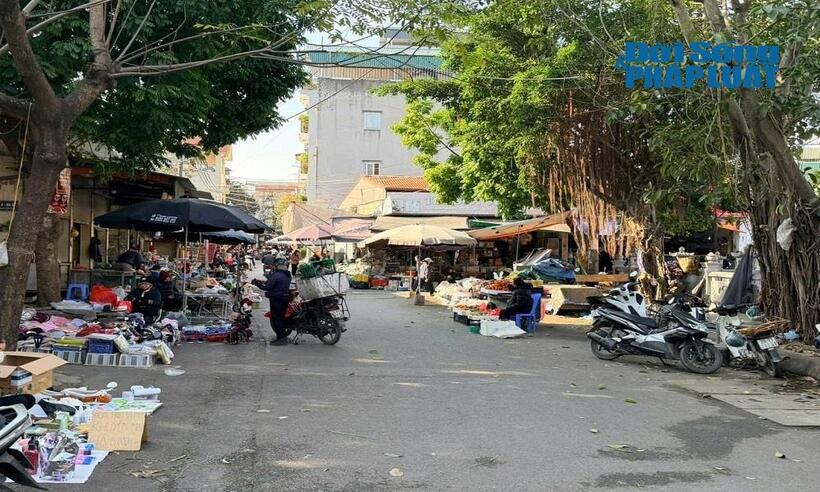 Khu vực trước cổng chợ Kiến Hưng theo phóng viên ghi nhận ngày 7/1/2026.