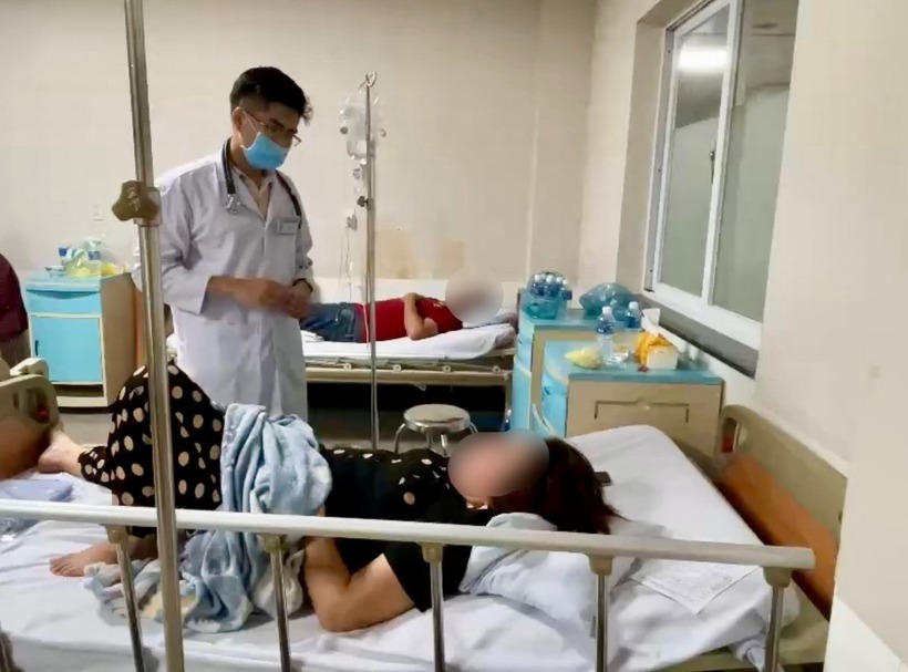 Một nạn nhân nhập viện điều trị sau khi ăn bánh mì Bibone. Ảnh: Lao động