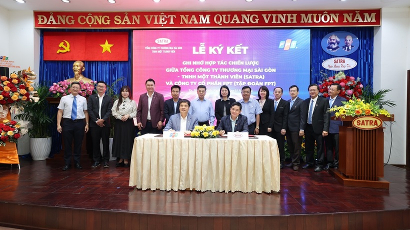 Lễ ký kết có sự góp mặt của đồng chí Nguyễn Văn Dũng – Thành ủy viên, Ủy viên Ban Thường vụ Đảng ủy UBND Thành phố, Phó Chủ tịch Ủy Ban Nhân dân TP. Hồ Chí Minh (đứng thứ sáu từ trái sang)