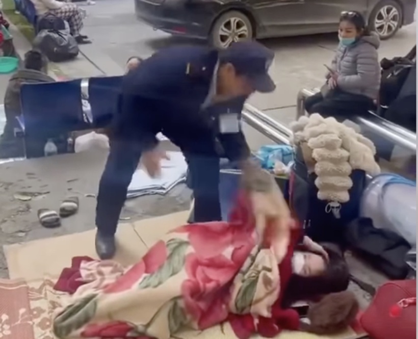 Hình ảnh được cắt từ video được cho là nhân viên bảo vệ đã có hành vi không đúng với người nhà bệnh nhân