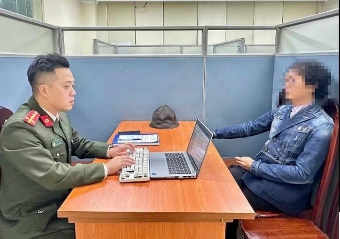 Phòng An ninh mạng và phòng, chống tội phạm sử dụng công nghệ cao làm việc với trường hợp vi phạm. (Ảnh: Pháp luật Việt Nam)