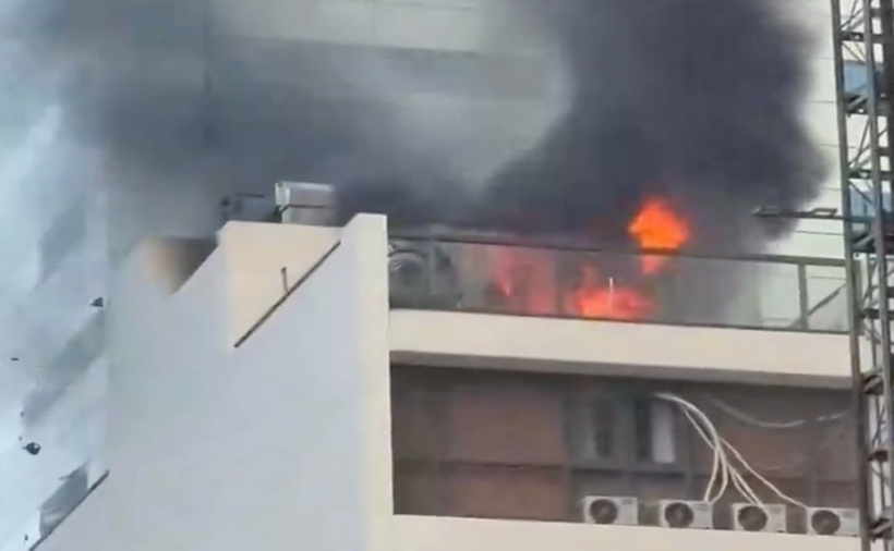 Hiện trường vụ cháy trên tầng thượng spa ở trung tâm TP.HCM. (Ảnh: Người Lao Động).