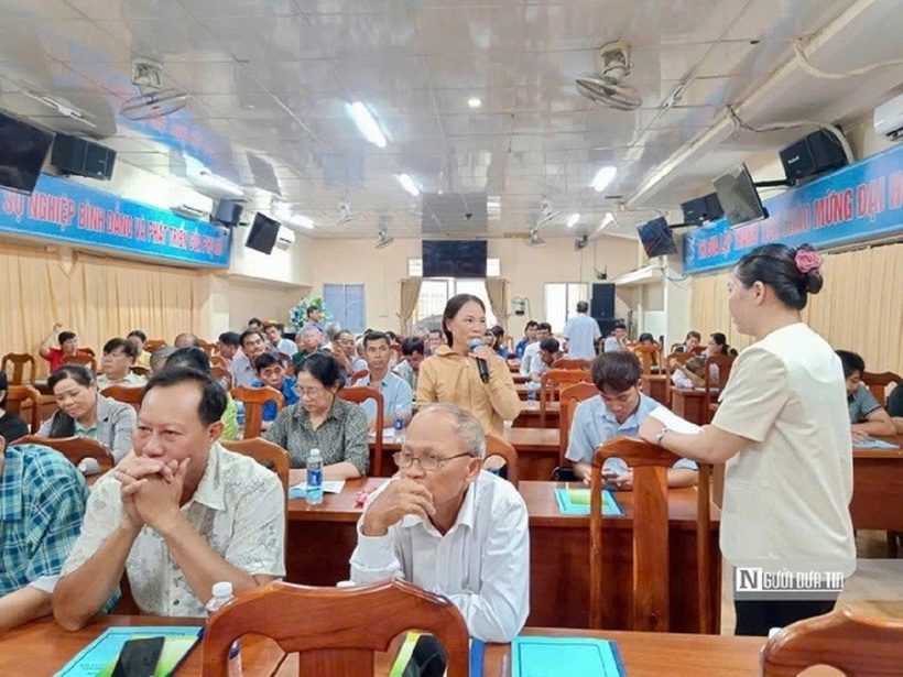 Luật gia, luật sư của Chi hội Luật gia Đoàn Luật sư tỉnh Cà Mau trực tiếp giải đáp thắc mắc cho người dân.