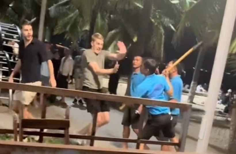 Hình ảnh du khách nước ngoài bị nhóm người dọa đánh ở khu vực biển Nha Trang. (Ảnh: Cắt từ clip).