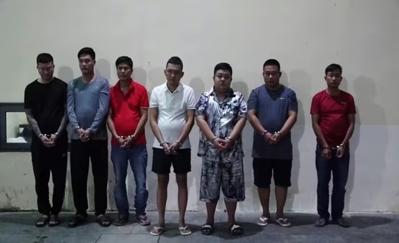 Nhóm các đối tượng vừa bị bắt. Ảnh: Người lao động