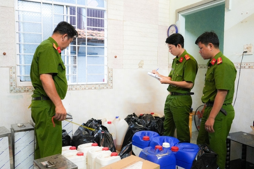 Lực lượng công an khám xét, kiểm đếm số tang vật. (Ảnh: Công an TP.Cần Thơ).