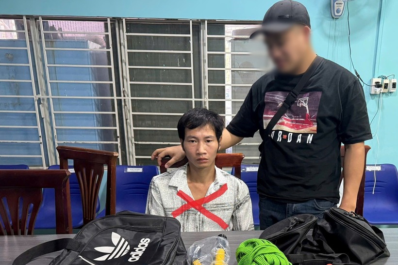 Đối tượng Vũ Xuân San cùng các công cụ để đột nhập cửa hàng. Ảnh: Dân Trí.