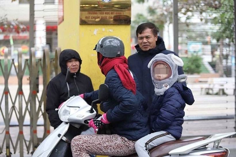 Nhiều trường tiểu học ở Hà Nội lùi giờ vào lớp. Ảnh: Lao động