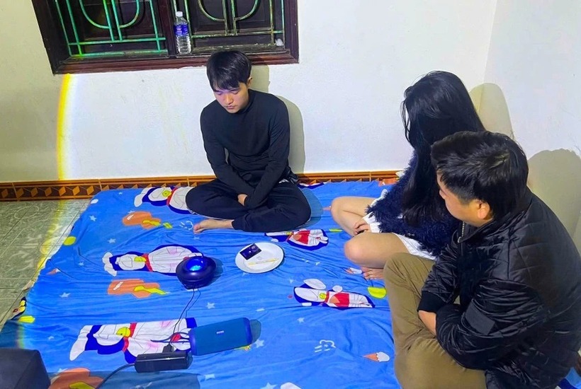 Nhóm người đang sử dụng ma túy thì bị bắt quả tang. Ảnh: PLO