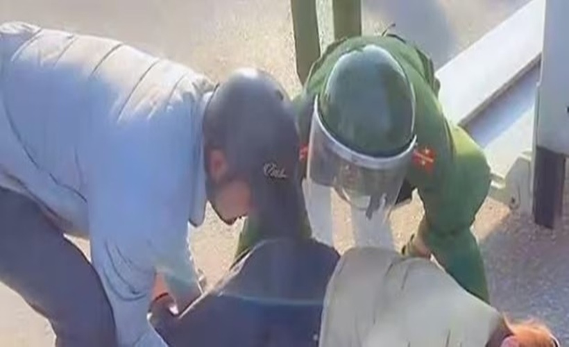 Nữ sinh ở Nghệ An bị tai nạn nằm bất động bên đường được cán bộ chiến sĩ công an cứu giúp. (Ảnh: Tiền Phong).