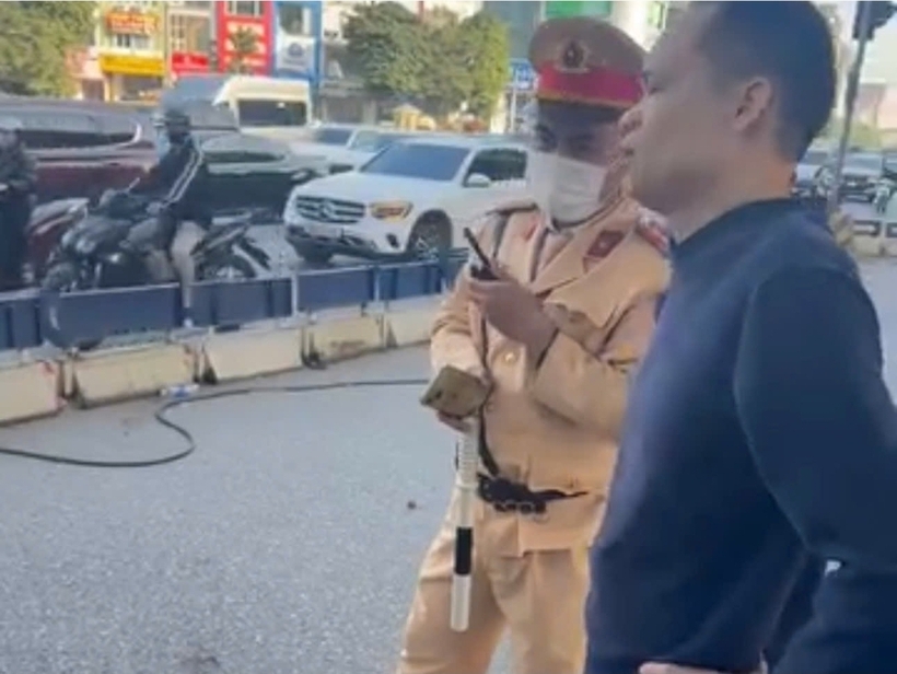 Anh P.T.C, chủ cửa hàng điện thoại trình bày sự việc cho lực lượng CSGT.