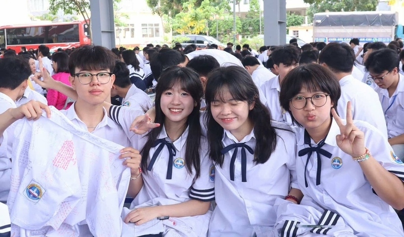 Học sinh trường THPT chuyên Sơn La trong lễ tổng kết năm học 2024-2025. (Ảnh: Fanapage nhà trường).