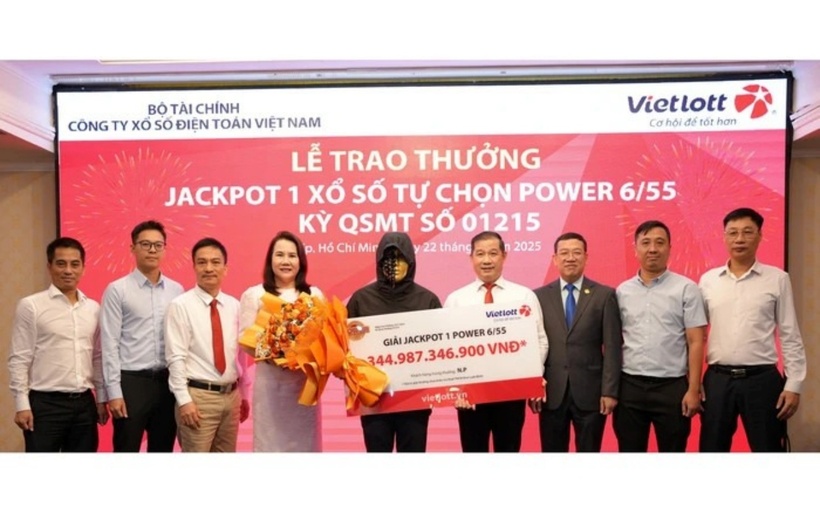 Người trúng độc đắc Vietlott có giá trị cao nhất năm 2025. (Ảnh: VietnamNet)