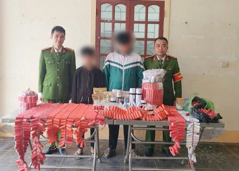 P.Đ.T.S. (thứ 2 từ phải sang) cùng số pháo nổ chế tạo và người mua pháo (Ảnh: Công an xã Hợp Minh).