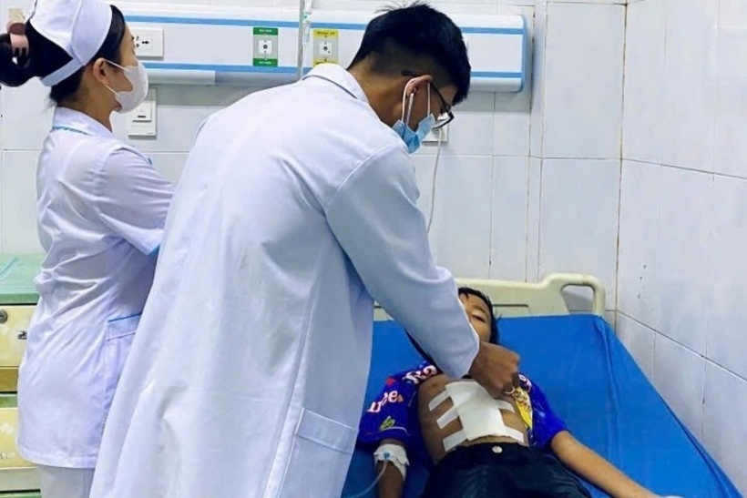 Hiện bệnh nhi đã được chuyển sang khoa điều trị thường để tiếp tục theo dõi. Ảnh: Tạp chí Tri Thức.