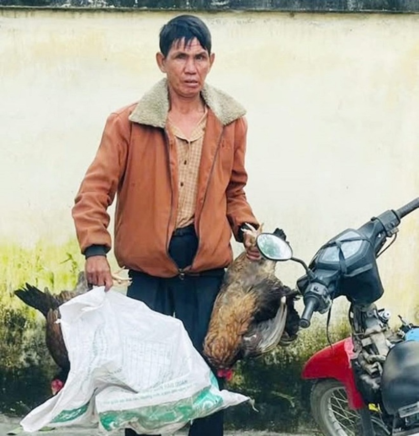 Đối tượng Trần Quang Chút bị công an bắt giữ khi đang trộm gà. Ảnh: Lao động