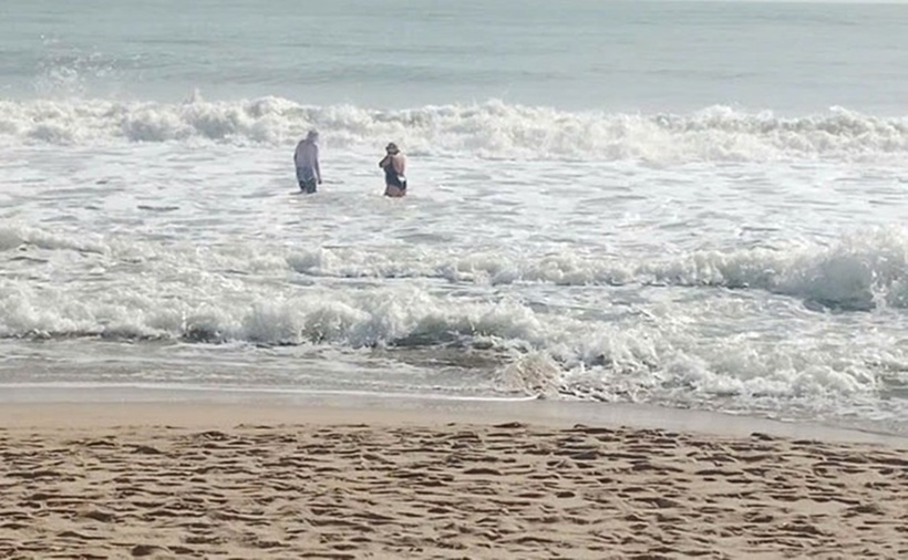 Những ngày qua sóng biển Nha Trang rất lớn nhưng nhiều du khách vẫn bất chấp cảnh báo xuống tắm biển. (Ảnh: Lao động)