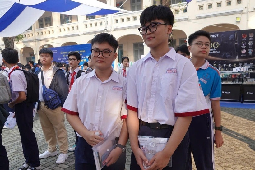 3.800 học sinh TP.HCM thi học sinh giỏi giải toán trên máy tính cầm tay. Ảnh: Dân trí