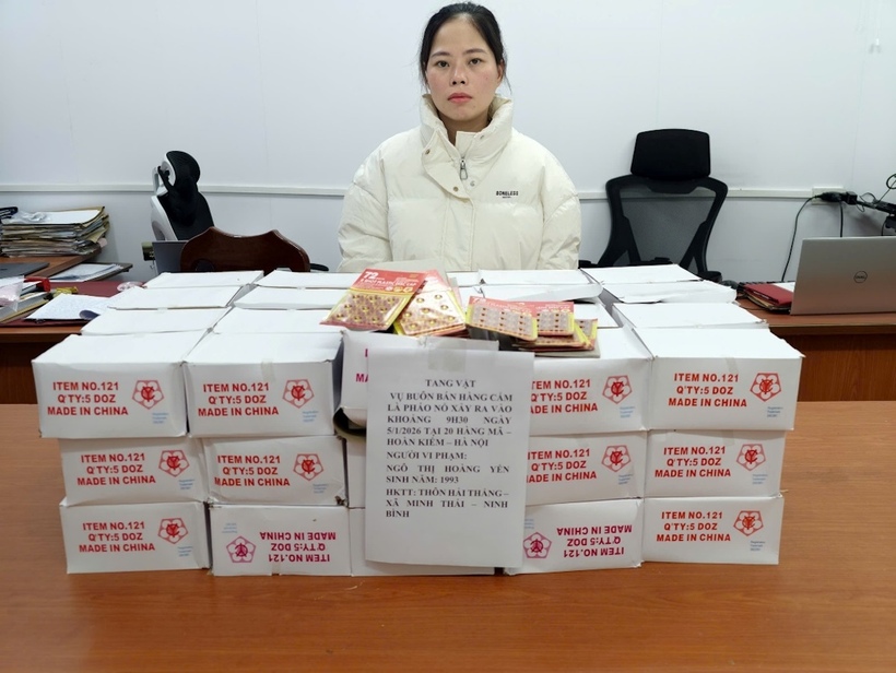 Đối tượng Ngô Thị Hoàng Yến cùng tang vật thu giữ tại cơ quan Công an. Ảnh CACC