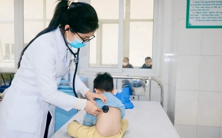 Bác sĩ thăm khám cho bệnh nhi Q. khi điều trị tại Khoa Cấp cứu, Hồi sức tích cực và Chống độc - Bệnh viện Sản Nhi Bắc Ninh Số 1. (Ảnh: Trí thức và Cuộc sống).