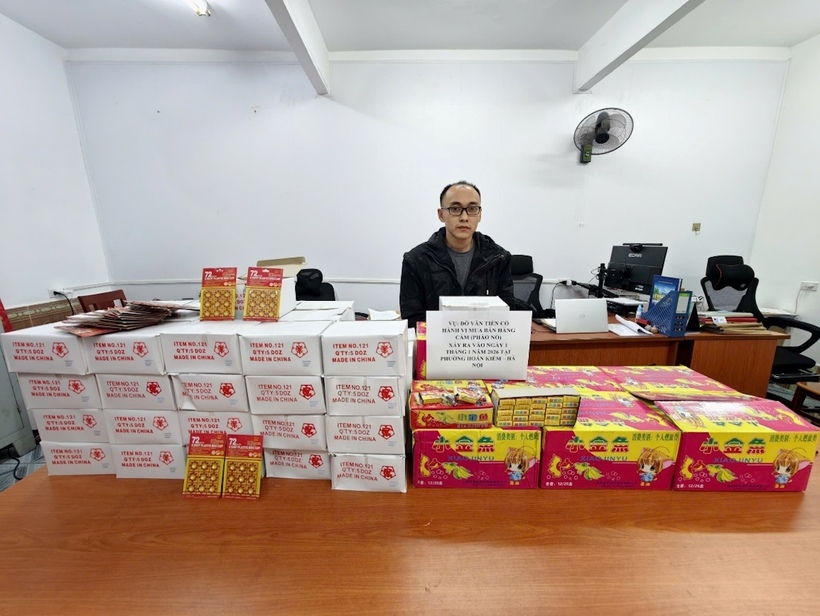 Đối tượng Đỗ Văn Tiến cùng tang vật thu giữ được tại cơ quan Công an. Ảnh CACC